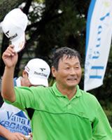 54歳の飯合肇が首位タイ - 日本ゴルフツアー機構 - The Official Site of JAPAN GOLF TOUR