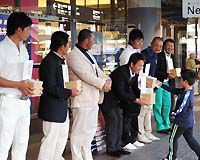 『今、日本のために』　田島創志、田中秀道らの有志が徳島駅で街頭募金活動