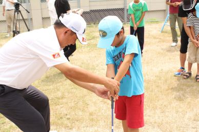 髙橋竜彦が鳥取県の小学校を訪問しスナッグゴルフを指導