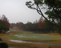 スタート時間をさらに1時間30分繰り下げ、第一組スタート時間が10時に変更<ファイナルクォリファイングトーナメント第3ラウンド(12月3日7時30分現在)>