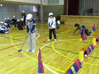 宮古市立鍬ヶ崎小学校でスナッグゴルフ実技講習会を実施(10月21日)