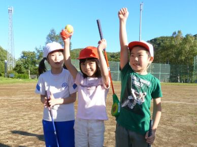 岩手県の宮古市立門馬小学校の全校児童9名がスナッグゴルフを体験(9月17日)