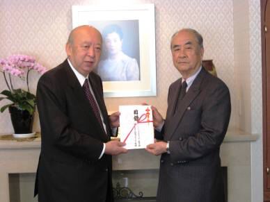 ２０１３年度のチャリティ活動基金をガン撲滅基金に寄贈