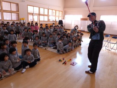 上田諭尉が幼稚園でスナッグゴルフを指導(1月29日)