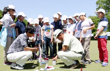 石川遼が、福島のレジェンドキッズにレッスン/ザ・レジェンド・チャリティプロアマトーナメント最終日（5月8日）