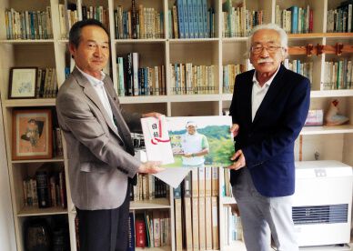 マークセンが西郷村に優勝副賞を寄贈