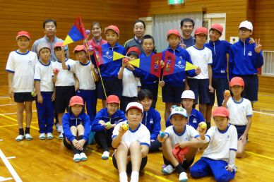 カシオワールドオープンから寄贈の阿波市立八幡小学校でスナッグゴルフ実技講習会(11月18日)