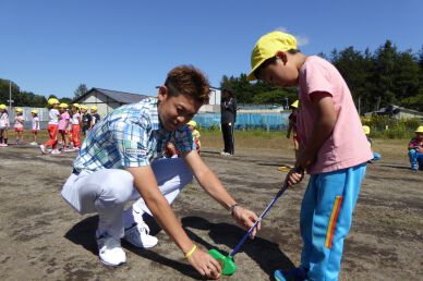 諸藤将次が千歳市立くるみ幼稚園を訪問してスナッグゴルフを指導(9月16日)