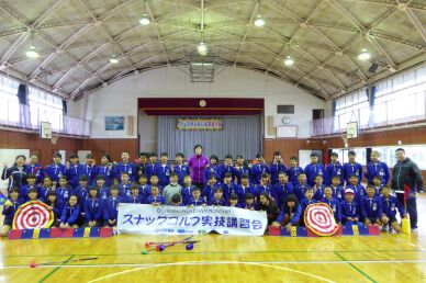 茨城県の阿見町立舟島小学校でスナッグゴルフ実技講習会を実施(11月25日)