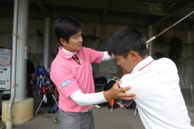 貞方章男がビギナーズセミナーでゴルフの技と魅力をジュニアたちに伝授(11月23日)
