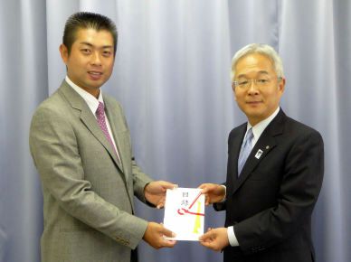 ３ツアーズのチャリティ金100万円を寄贈（３月５日）