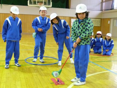 西郷村立羽太小学校でスナッグゴルフ実技講習会を実施(11月12日)