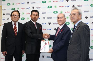 池田勇太ジャパンツアー選手会長が茨城県共同募金会に災害義援金を寄贈
