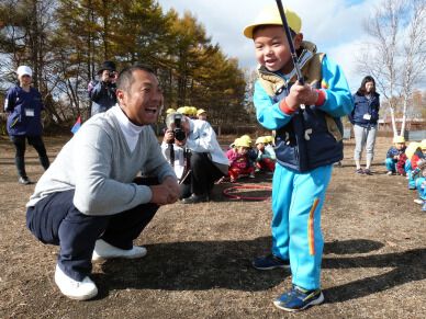 千歳市立くるみ幼稚園に井上忠久が訪問しスナッグゴルフを指導(10月28日)