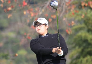韓国出身23歳の黄重坤(ハンジュンゴン)がトップと1打差に。