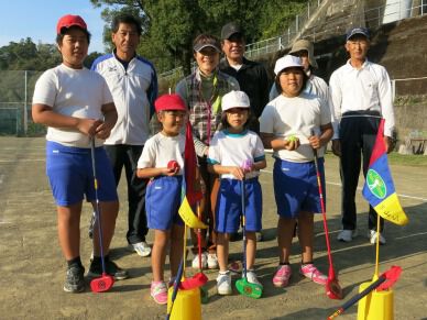 全校児童数4名の安芸市立下山小学校でスナッグゴルフ実技講習会を開催(11月8日)