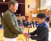 リチャード・テイトが佐用町立上月小学校でスナッグゴルフを指導(11月16日)