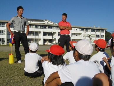 永野竜太郎と薗田峻輔が小学校を訪問してスナッグゴルフを楽しむ(10月7日)