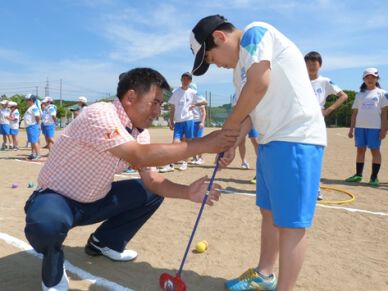 髙橋竜彦が秋田市の小学校を訪問しスナッグゴルフを指導
