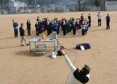 リチャード・テイトが佐用町立三日月小学校を訪問（2月1日）