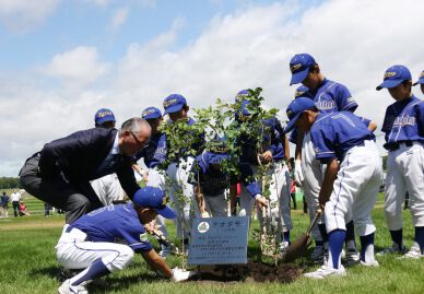 ミスターが今年も地元少年野球チームとアオダモの苗木を植樹