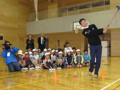 印西市立牧の原小学校でのスナッグゴルフ寄贈式・実技講習会に重永亜斗夢が参加(11月2日)