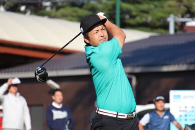 綺麗なショットはいらない。永松宏之が結果にこだわるゴルフで首位タイに！