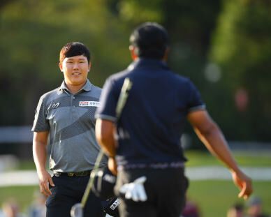 Go away bad jinx! Sang-Hee Lee on the hunt for "wire-to-wire WIN"