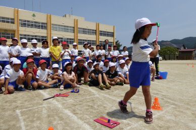 宮本勝昌から寄贈の宮古市立津軽石小学校でスナッグゴルフ実技講習会を