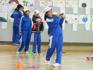 福島県の西郷村立熊倉小学校の5年生がスナッグゴルフを体験(11月20日)