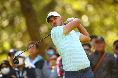 Brooks Koepka starts out at 2 under tied to 18th 
