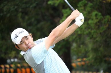 ショット、パット共に絶好調の蜷川隆が首位タイ発進！