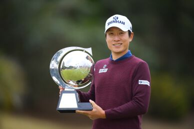 Kyung-Tae Kim who has been away from winning for 3 years captures his 14V at Casio