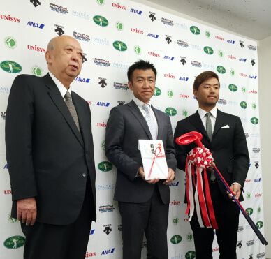 バッバと小平が日本高等学校ゴルフ連盟にスナッグゴルフセットを寄贈（1月22日）