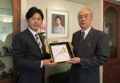 2016年度ツアーのチャリティ活動基金をガン撲滅基金に寄贈