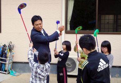 武藤俊憲が笠岡市の児童養護施設にスナッグゴルフを寄贈（5月2日）