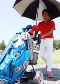 Yuta Ikeda started off his practice round by "self-cadding" 