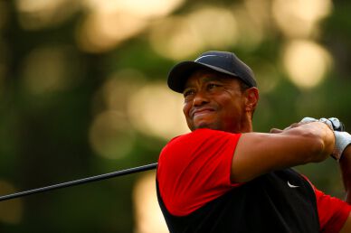 Tiger on cruise control ! Just 7 more holes for the record tie "82" wins