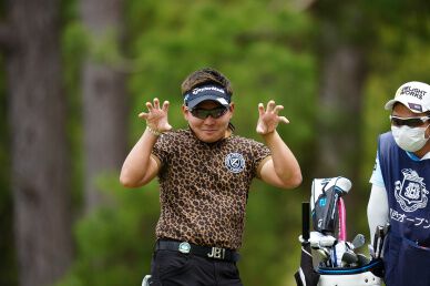 Tomoyo Ikemura an 8-year Pro well-controlled his anger to grab co-leader position after R1