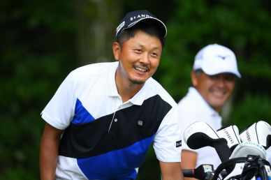 Hiroshi Iwata keeps the momentum and grabs the 3 shot lead into the weekend