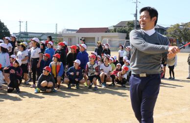 武藤俊憲が益城町にトップ杯東海クラシックの特別賞を寄付（2月15日）