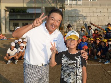 賞金レースのトップを走る小田孔明が地元の小学生とスナッグゴルフを楽しむ