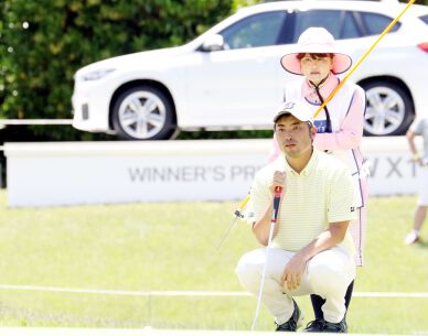 初日首位の中島徹が4アンダーを維持