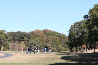 第１ラウンドは予定より５０分遅れ、第１組が８時４０分にスタート