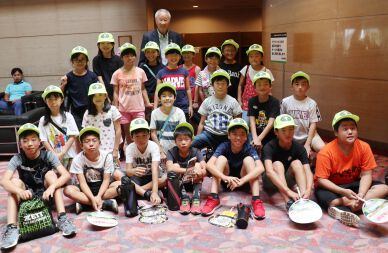 Legendary Isao Aoki gave local elementary school children a "Tour"