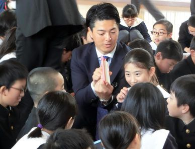 今年は300超えが目標!!　石川遼がカシオの電子辞書を小学校に寄贈