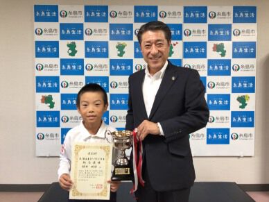 第1回糸島スナッグゴルフ大会のチャンピオンが糸島市長に優勝報告(9月24日)