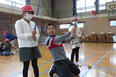 宮崎市立住吉南小学校でスナッグゴルフの実技講習会を開催（2月12日）