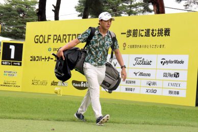 石川遼は、ハっとしてグローブ