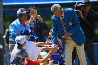 World famous legendary player, Isao Aoki gives out great service for fans